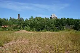 La tour et la cheminée vus depuis le terril.