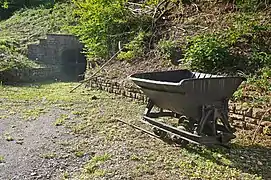 Une entrée aménagée des mines de fer des Minières.