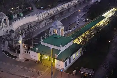 Le portail de la rivière Vienne et la station Stadtpark vus de nuit.