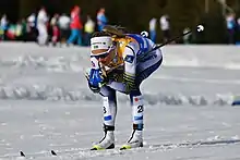 Fondeuse, vue de profil, en position de recherche de vitesse.