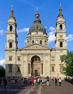 La façade de la basilique.