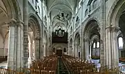 La nef, avec l'orgue et les  collatéraux ajoutés au XIXe siècle.