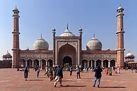 Vue d'ensemble de la façade du haram de la mosquée.