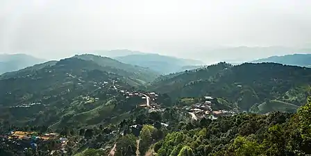 Vue de Santikhiri (en) depuis Doi Mae Salong (en)