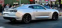 Vue arrière d'un coupé Camaro 2SS argent