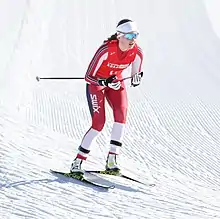 Une fondeuse dans une descente.