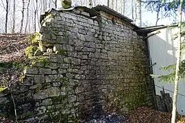 Une mur de pierre.