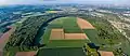 Le site vu du ciel : la forme en U de l'ancien méandre du Rhin reste bien visible.