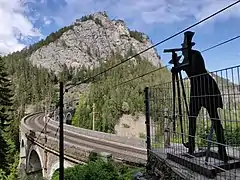 Statue de Ghega orientée vers le viaduc de Kalte Rinne