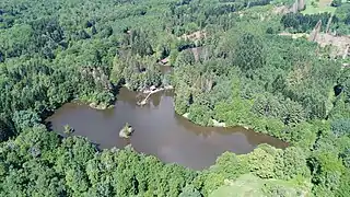 Cabanes de pêcheurs au bord de petits étangs du Grand Rang à Ternuay-Melay-et-Saint-Hilaire.