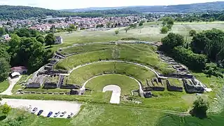 Vue général aérienne avec la ville de Mandeure en arrière.