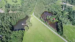 Cabanes sur pilotis et sur presqu’île aux étangs de la Goutte du Tronc.