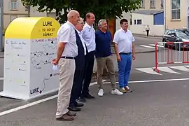 Christian Prudhomme et Yves Krattinger en compagnie du maire Éric Houlley avant le Tour de France 2020.