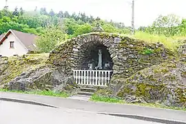 Reproduction de la grotte de Lourdes.