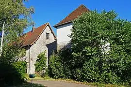 Le colombier et l'orangerie de l'ancien château du Saulcy.