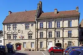 Maison du Bailli (XVe siècle) et hôtel Pusel (XVIe siècle).