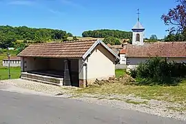 Lavoir et mairie.