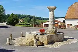 Fontaine en pierre.