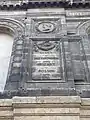 Inscriptions de noms d'artistes sur la façade est.