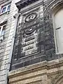 Inscriptions de noms d'artistes sur la façade est.