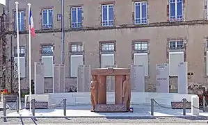 Le monument aux morts principal avec le monument de l'artiste Joseph Rivière.