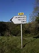 Panneau au col de Llauro indiquant la route D13 en direction d'Oms, Taillet et Calmeilles.