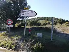 Panneau au col de Llauro indiquant la route D13 en direction d'Oms, Taillet et Calmeilles.