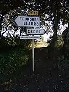 Panneaux au col de Llauro indiquant la route D615 en direction de Fourques et Llauro au nord-est et de Céret et du Mas Les Almugavares au sud-ouest.