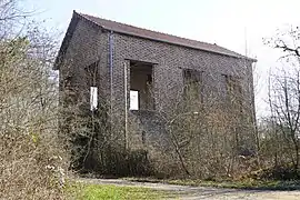 Le bâtiment de la machine d'extraction du même puits.