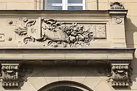 Bas-relief représentant une corne d'abondance sur le balcon du premier étage.