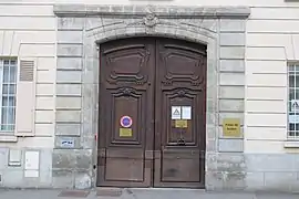 Porte secondaire qui subsiste de l'hôtel des Fermes, en juin 2021.