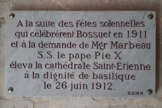 À l'intérieur de la cathédrale une plaque commémore la date où elle fut élevée à la dignité de basilique.