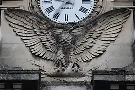 Haut-relief d'aigle sur la façade