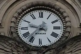 Horloge sur la façade