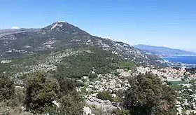 Vue du mont Agel depuis la cime de la Forna avec en bas à droite le village de La Turbie et le trophée d'Auguste.