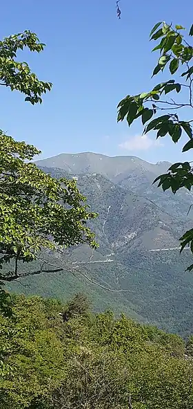 Vue sur le sommet du Mangiabo au fond et au centre  depuis la crête de Cuore (frontière  franco-italienne).