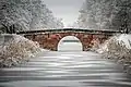 Un pont sur le canal Ludwig. Le canal est gelé.