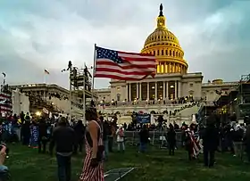 Scène du 6 janvier 2021 devant le Capitole des États-Unis.