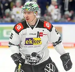 Description de l'image 2022-02-27 Eisbären Berlin gegen Krefeld Pinguine (Deutsche Eishockey-Liga 2021-22) by Sandro Halank–036.jpg.