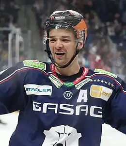 Photographie couleur d'un joueur de hockey sur glace