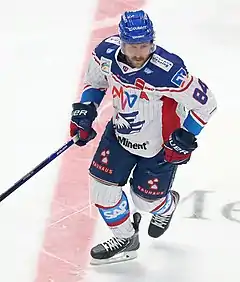 Desjardins de dos avec le maillot bleu des Adler Mannheim