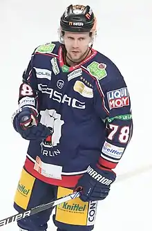 Description de l'image 2022-04-28 Eisbären Berlin gegen Adler Mannheim (Deutsche Eishockey-Liga 2021-22, Playoff-Halbfinale) by Sandro Halank–072.jpg.