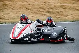 En course de side-car lors de IDM-Saison 2022 (de). Juillet 2022.