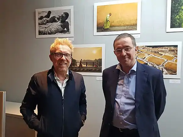 Jérôme Pitorin et Nicolas Samsoen, maire de Massy, devant l'expo Sourire au monde.