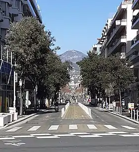 Le Fort au sommet du Mont-Chauve dans l'axe du boulevard Gambetta et vu de la promenade des Anglais à Nice.