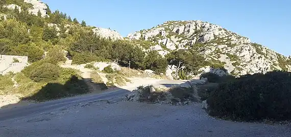 Le col de Sormiou traversé par le sentier du GR 51-98.