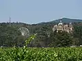 La face sud du château d'Aubiry et la grande roue installée pour le festival des Déferlantes.