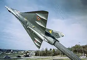 Mirage IIIRD sur le rond-point à l'entrée d'Ambérieu-en-Bugey, situé devant la Base Aérienne 278.