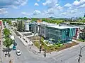 Vue aérienne et en angle de la bibliothèque depuis l'ouest