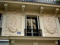 Les deux bas-reliefs de l'immeuble du 202, boulevard Voltaire.